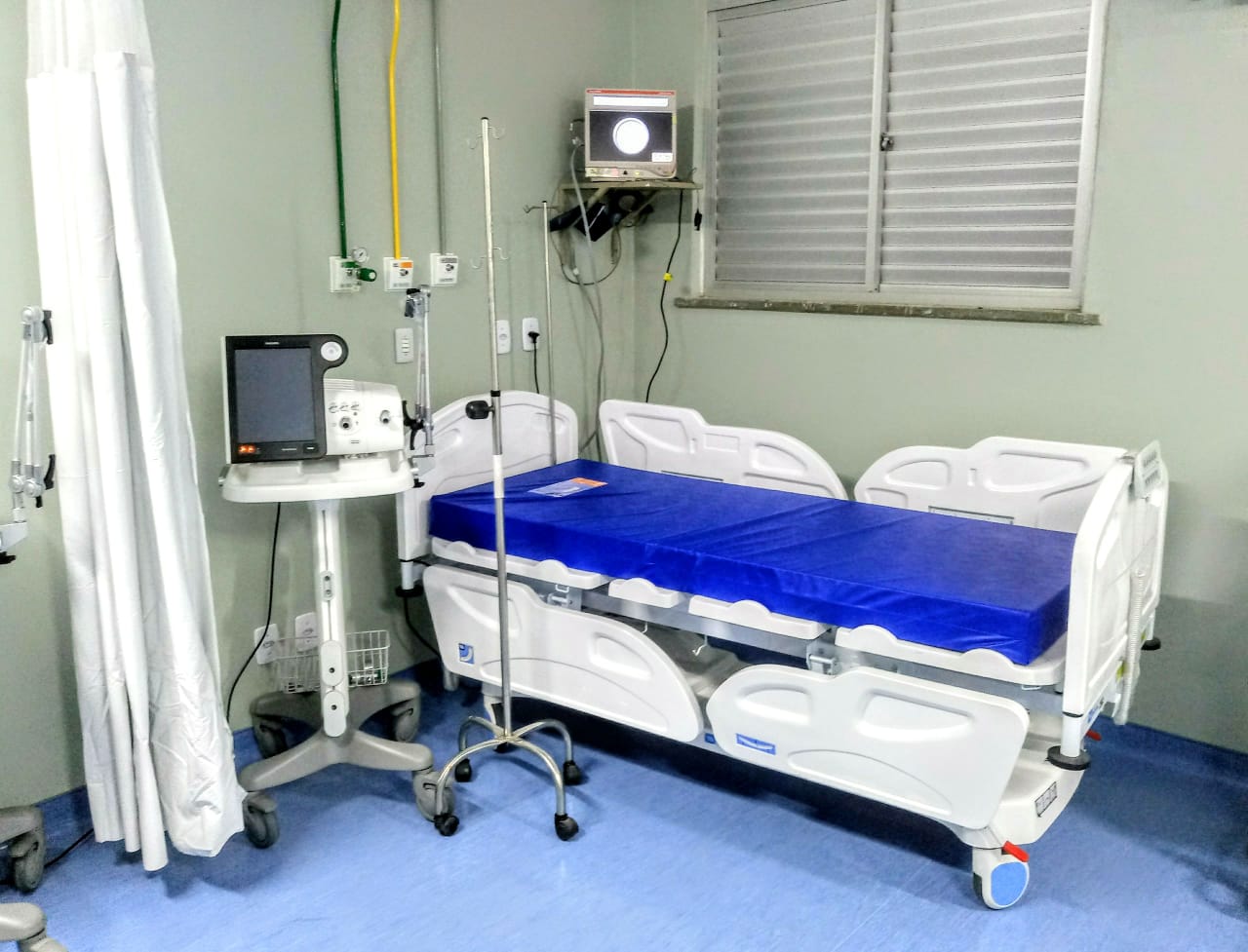 Leito de unidade de terapia intensiva no Hospital Getúlio Vargas